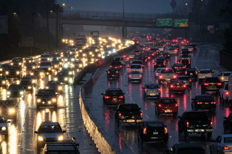 Bilbruken i verden kan være i ferd med å nå sin topp, tror stadig flere eksperter. Bildet viser rushtrafikken en tidlig morgen i Los Angeles sist vinter. Foto: Richard Vogel/AP phot/NTB scanpix