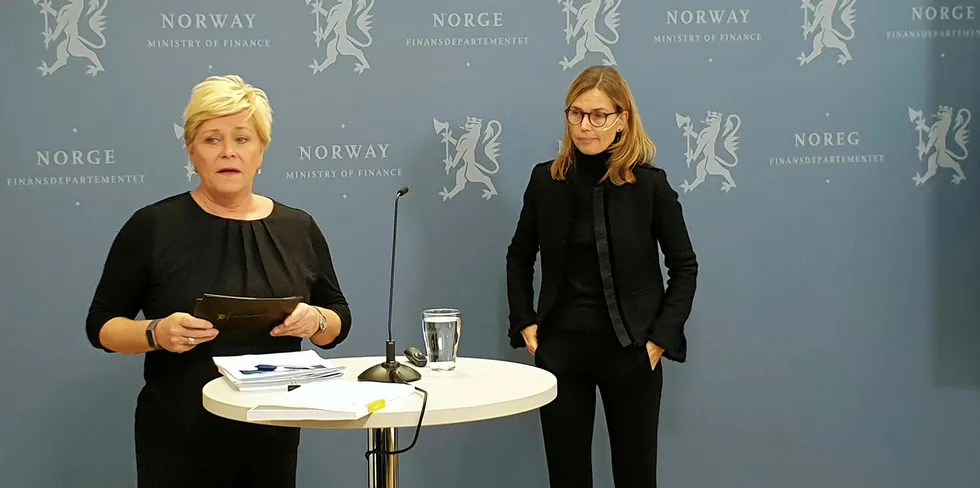 Finansminister Siv Jensen (Frp) fikk mandag overlevert NOU-rapporten om skattlegging av havbruksnæringen fra utvalgets leder Karen Helene Ulltveit-Moe.