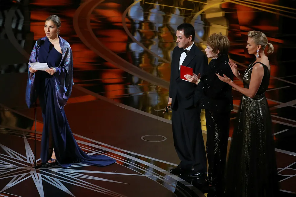 Anousheh Ansari fra Iran (til venstre) leser en uttalelse på vegne av Oscar-vinner Asghar Farhadi (Iran) for beste fremmedspråklige film. Foto: Lucy Nicholson/Reuters/NTB scanpix