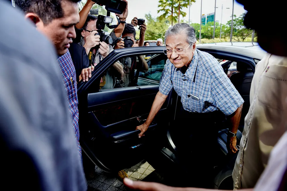 Malaysias tidligere statsminister Mahathir Mohamad sparket visestatsministeren og sørget for at han ble fengslet for 20 år siden. Nå er de allierte og vil forsøke å vinne valget i år. 92-årige Mohamad er opposisjonens statsministerkandidat. Foto: NurPhoto/Getty Images