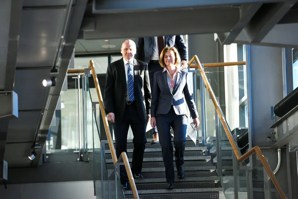 Styreleder Gunn Wærsted og Telenor-sjef Sigve Brekke på vei ned trappen til onsdagens pressekonferanse ved Telenors hovedkontor på Fornebu. Foto: Skjalg Bøhmer Vold