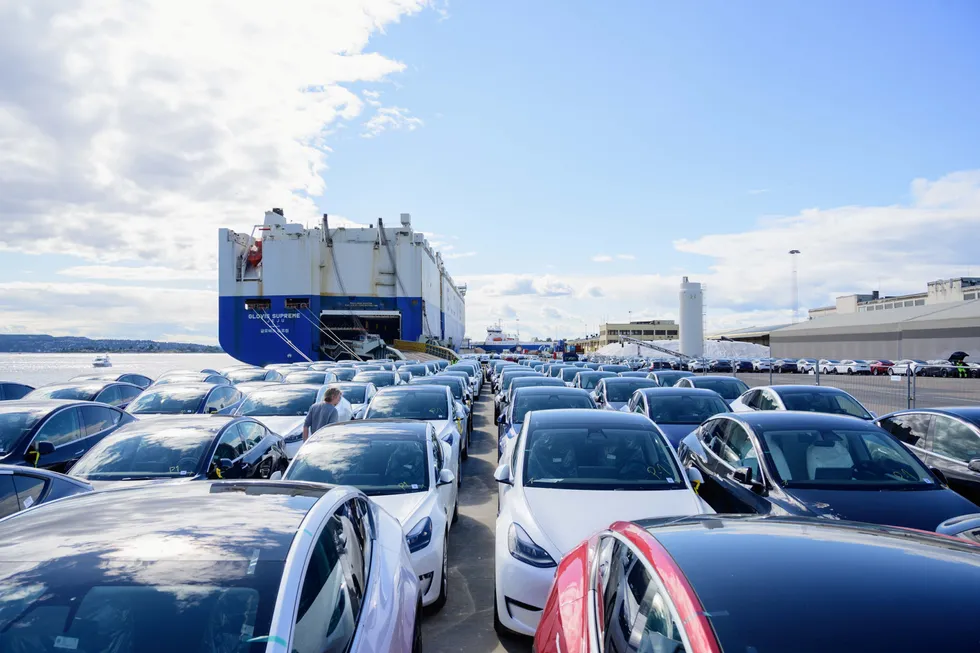 1300 nye Teslaer kjørte av båten i Oslo i august i fjor. De fleste var av den nye Model Y.