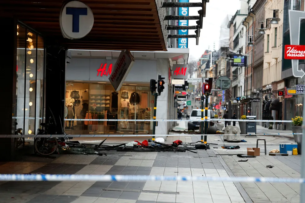 Terrorangrep i sentrum av Stockholm. Like før klokken 15 fredag 7 april kjørte en lastebil inn i folkemengden på Drottninggatan og endte i fasaden på varehuset Åhléns. Foto: Torstein Bøe / NTB scanpix