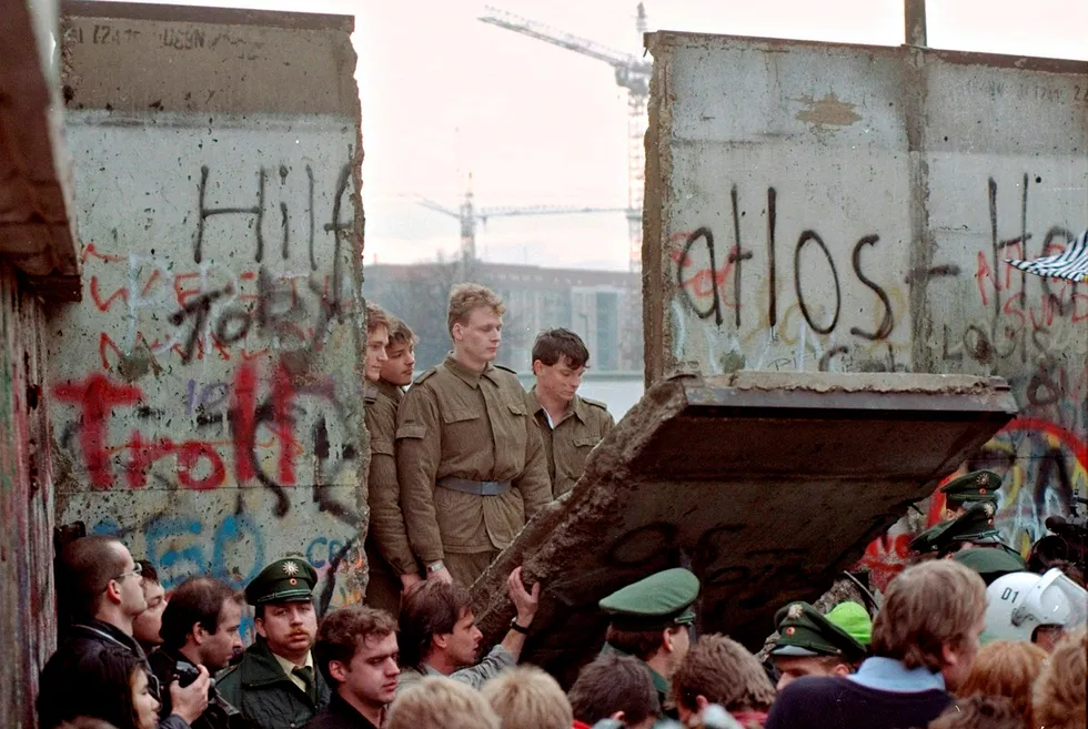 Etter sjokkåpningen av Berlinmuren i 1989 kom ettertanken. Men knapt noen vil tilbake. To dager etter murens fall tittet en gruppe østtyske grensesoldater gjennom en ødelagt del av muren ved Brandenburger Tor.