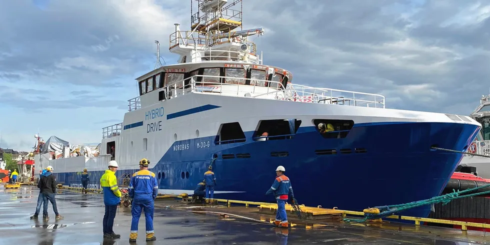 «Nordbas», ombygd snurrevadbåt/tråler fra et islandsk fartøy bygd i 1979. Båten har fått støtte frå Enova til blant anna batteripakke, elektriske vinsjar og vassboren gjenvinning av motorvarme.