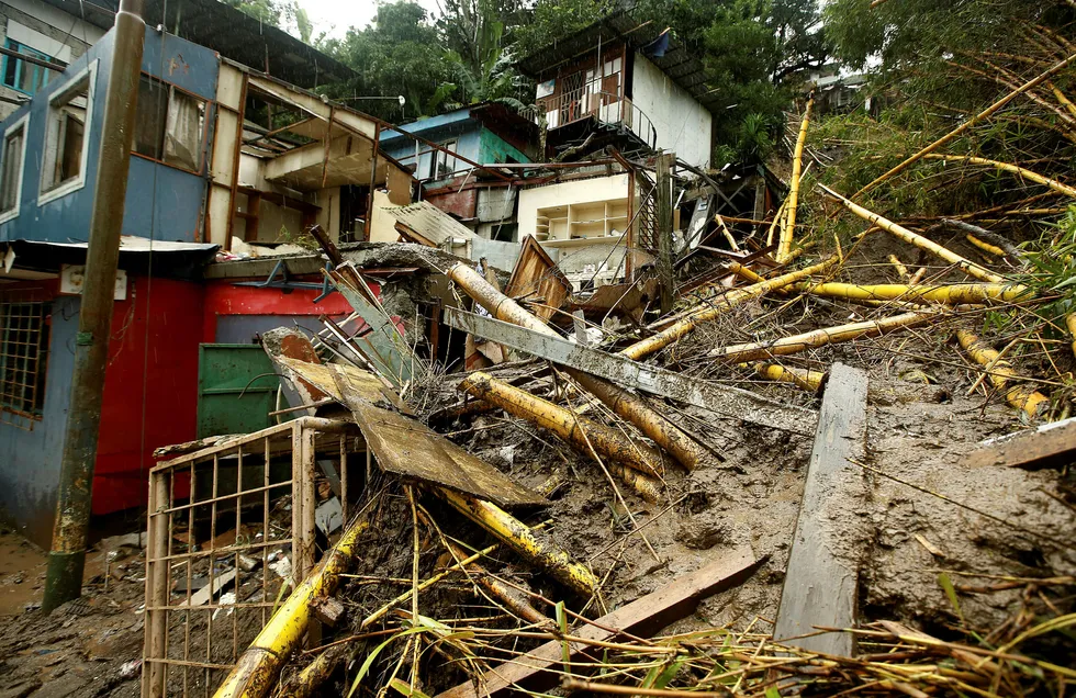 Den tropiske stormen Nate herjer i Mellom-Amerika, og er i ferd med å bygge seg opp til orkan. Bildet viser ødelagte hus i San Jose, Costa Rica etter at Nates har passert. Foto: Juan Carlos Ulate/Reuters/NTB scanpix