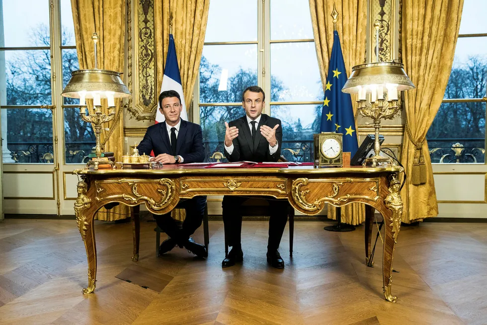 Emmanuel Macron holdt sin nyttårstale søndag, flankert av regjeringstalsmann Benjamin Griveaux. Foto: Etienne Laurent / AP / NTB scanpix