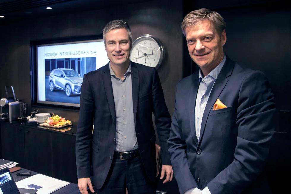 Lexus endrer strategi. Fra venstre Espen Olsen, informasjonssjef i Toyota Norge og Knut-Erik Jahnsen, sjef for Lexus. Foto: Embret Sæter