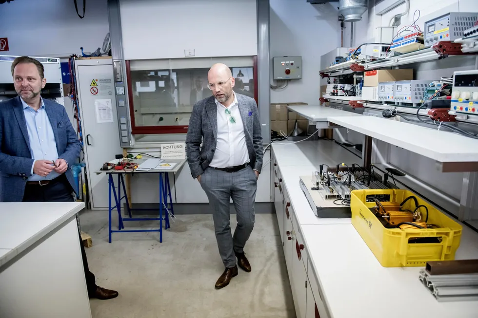 Toppsjef Dag Valand (til venstre) og kjendisadvokat Brynjar Meling vil nok en gang forsøke å ta Wavetech på børs i USA. Bildet er tatt i 2019, i Wavetechs kontorer i Tyskland.