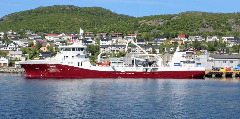 Frøy eier blant annet brønnbåten "Reisa" fra Norsk Fisketransport (NTS) som her losser fisk ved Lerøy Auroras anlegg på Skjervøy i Nord-Troms