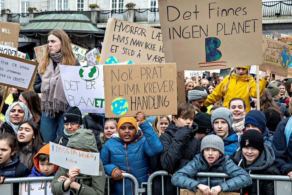 Tusenvis av elever demonstrerte for klimaet utenfor Stortinget.