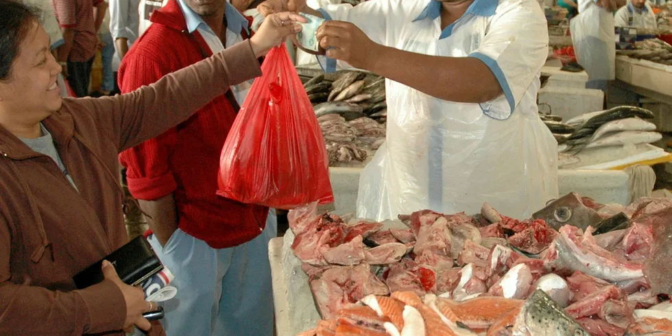 DUBAI: Norsk laks vises fram på et fiskemarked i Dubai. Forsker tar til orde for å produsere norsk laks nærmere eller i markedet den skal betjene i framtiden.