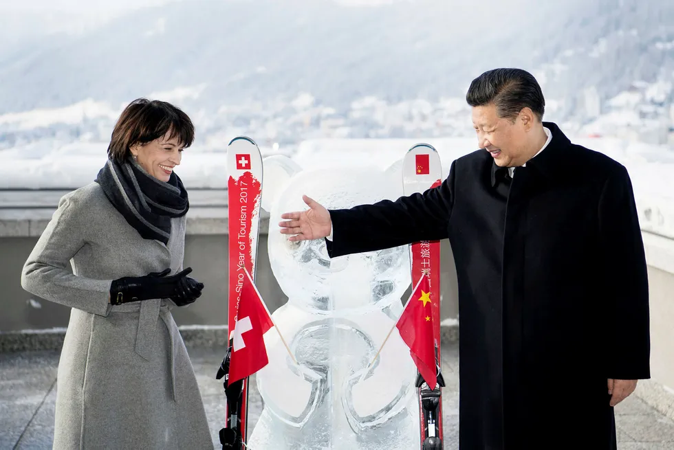 Sveits' president Doris Leuthard og Kinas president Xi Jinping med en panda-isskulptur under toppmøtet i Davos. Foto: Laurent Gillieron/Reuters/NTB Scanpix