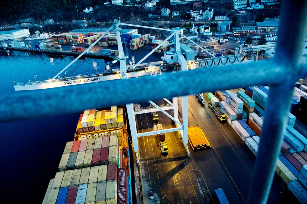 Oslo havn håndterer 30 prosent av det norske containervolumet og er en pulsåre for vareflyt inn til Norge. Bildet viser Ormsund havn ved Bekkelaget i Oslo. Foto: Thomas Haugersveen
