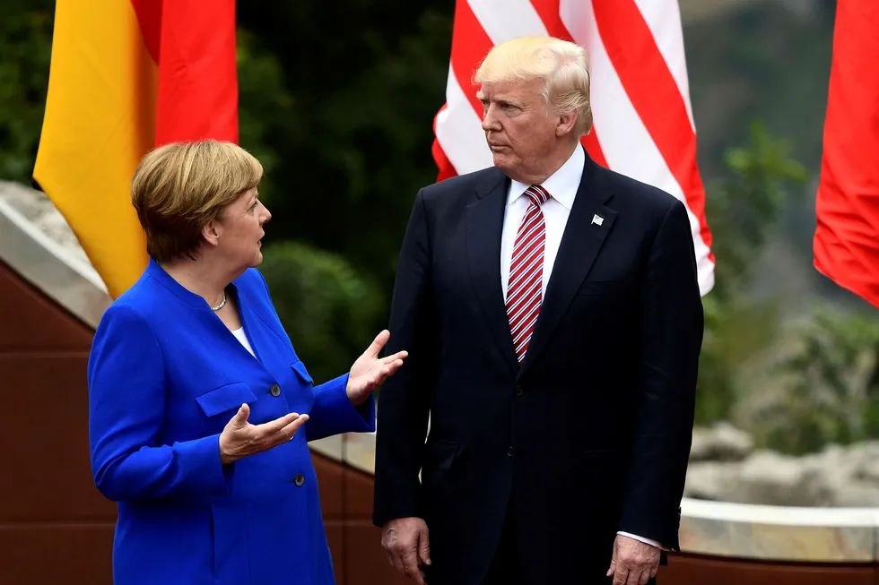Merkel tar feil fordi Europa ikke kan gjøre noe med Trump, uansett hva hans politikk og verdier innebærer, sier forfatteren. Her er Forbundskansler Angela Merkel i samtale med USAs president Donald Trump på G7-møtet i mai. Foto: Miguel Medina/AFP/NTB Scanpix