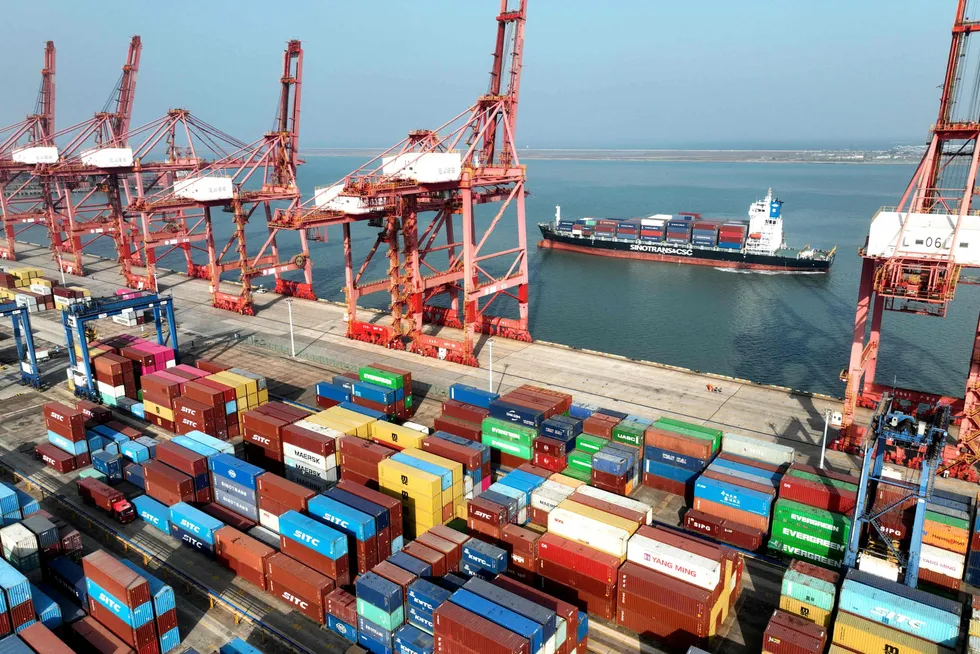 Aktiviteten er tilbake ved kinesiske havner. Eksportørene kutter priser for å få opp aktiviteten og ta markedsandeler. Her fra containerhavnen Lianyungang Port i Jiangsu-provinsen.