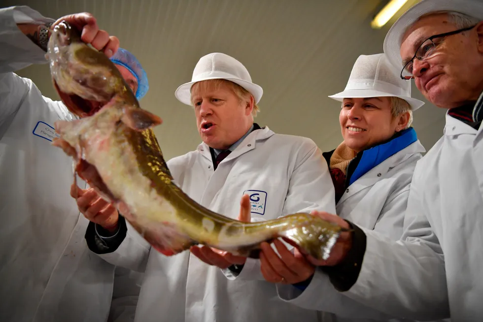Boris Johnson lovet å ta kontrollen over britiske farvann etter brexit, da han besøkte fiskemarkedet i Grimsby i fjor høst. Han innfridde ikke, klager fiskerne i dag.