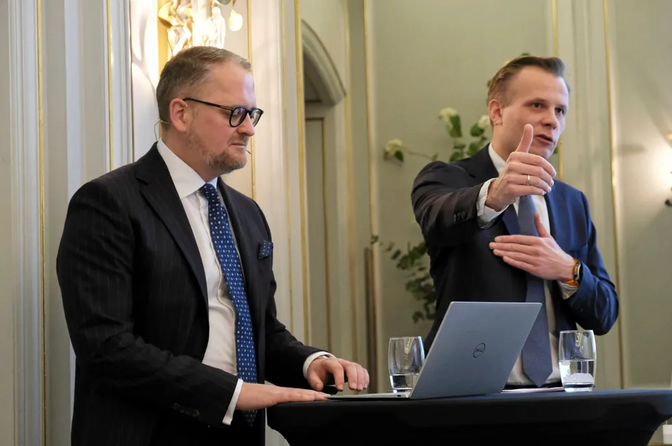 F.v.: Finansdirektør Trond Vadset Veibust og administrerende direktør Trond Håkon Schaug-Pettersen i Salmon Evolution presenterte torsdag for tredje kvartal.