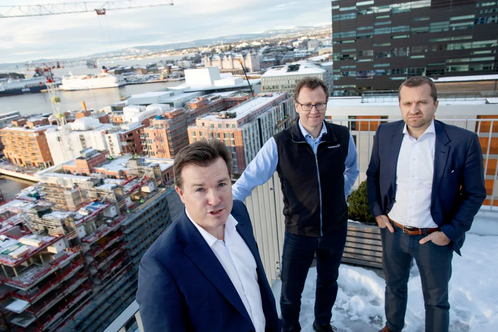 Fra venstre Anders Tandberg‐Johansen leder for DNB-Teknologi, med forvalterkollegaer Sverre Bergland og Erling Thune forvalter.
