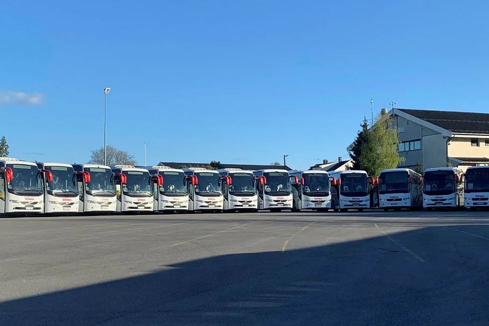 Hos Schaus Buss i Vestby har turbussene stått parkert siden mars. Og der vil de etter alle solemerker bli stående lenge.