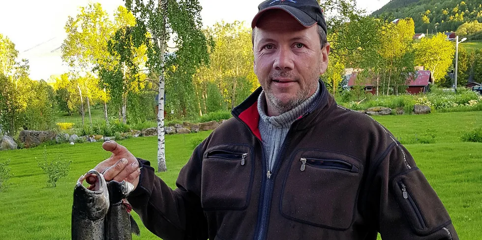 Øystein Laxaa med fangst fra lakseelva som renner over eiendommen Lakså.