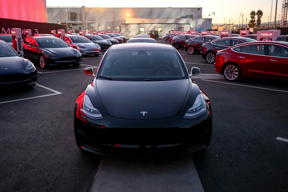 Tesla-gründer Elon Musk kunne fredag fortelle sine ansatte at produksjonsmålet for Model 3 var nådd.