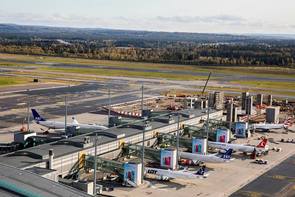 Prisene på flyreiser falt med nesten ti prosent i november, og bidro dermed til en dempet oppgang i konsumprisindeksen. Bildet er fra Oslo lufthavn.