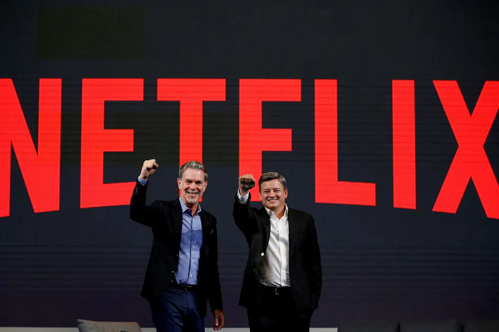 Netflix-toppsjefene Reed Hastings og Ted Sarandos. Her avbildet i Seoul i Sør-Korea i 2016.