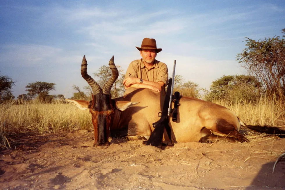 Øivind Tidemandsen vil ikke sende over trofébilde fra løvejakt fordi han ikke føler det representerer jakten han står for. I stedet viser han frem ett fra antilopejakt i Namibia.
