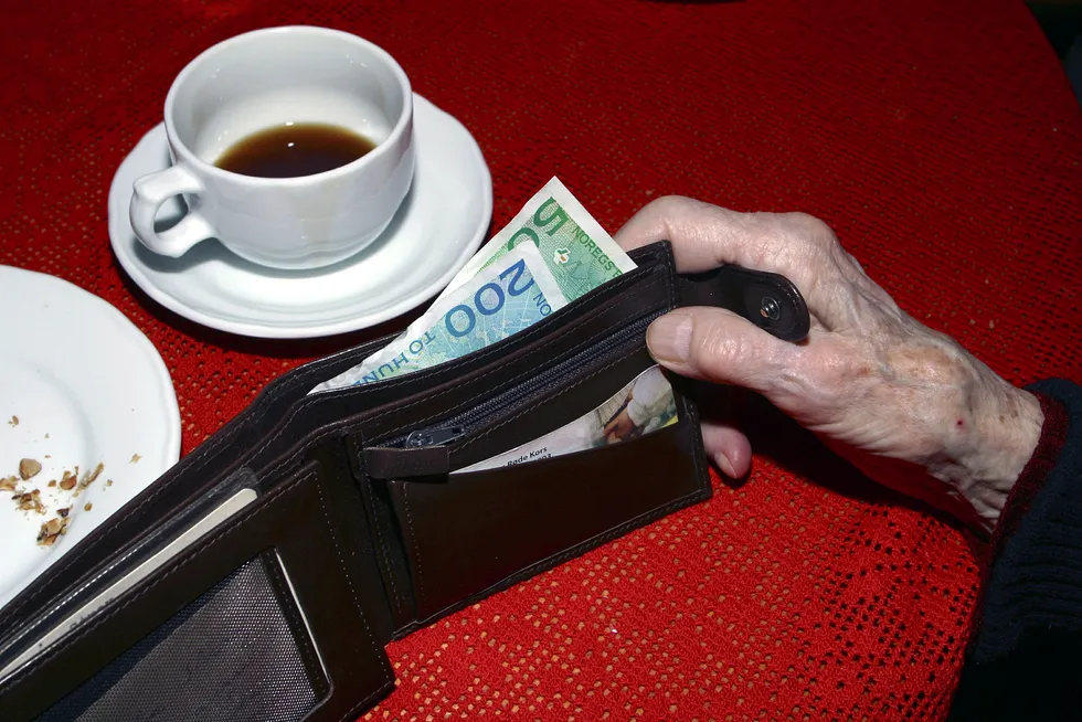 Mange eldre sliter med å betale regningene sine - og flere får inkassogjeld. Foto: NTB Scanpix