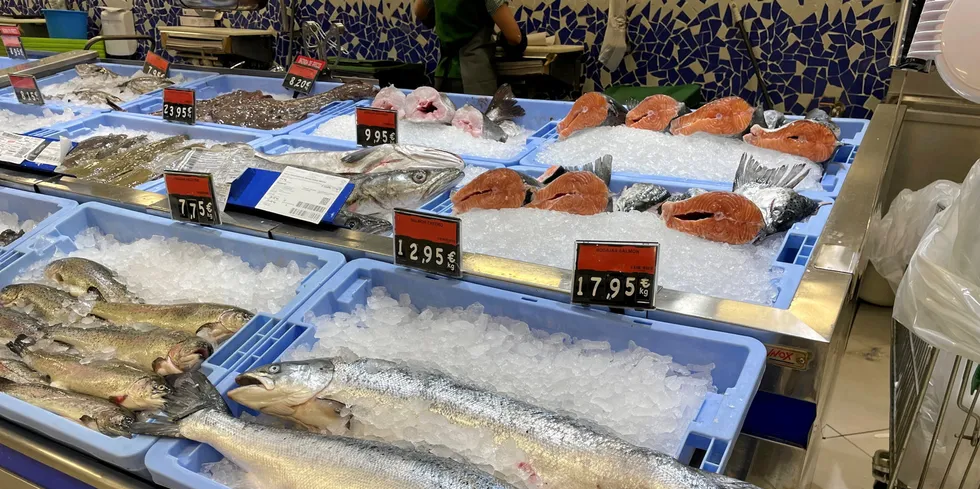 Norsk laks i spansk fiskedisk hos supermarkedkjeden Supermercado.