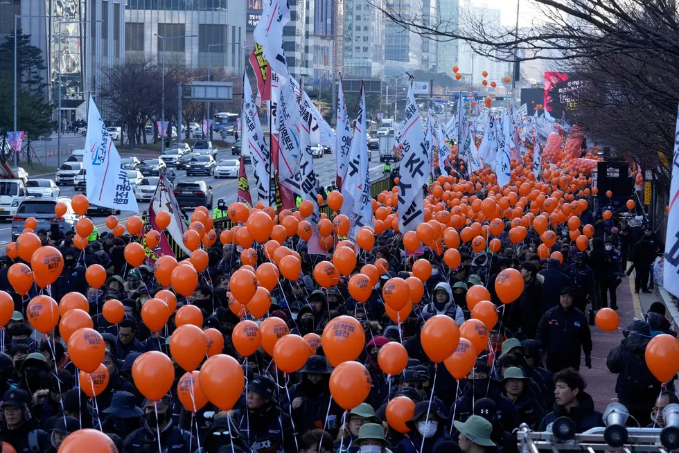 Lørdag morgen var demonstrantene på vei mot nasjonalforsamlingen i Seoul.