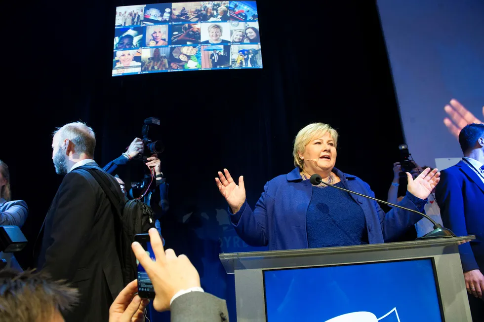Statsminister Erna Solberg holder sin tale etter valgseieren. Hun ser ut til å få fire nye år som statsminister. Foto: Gorm K. Gaare