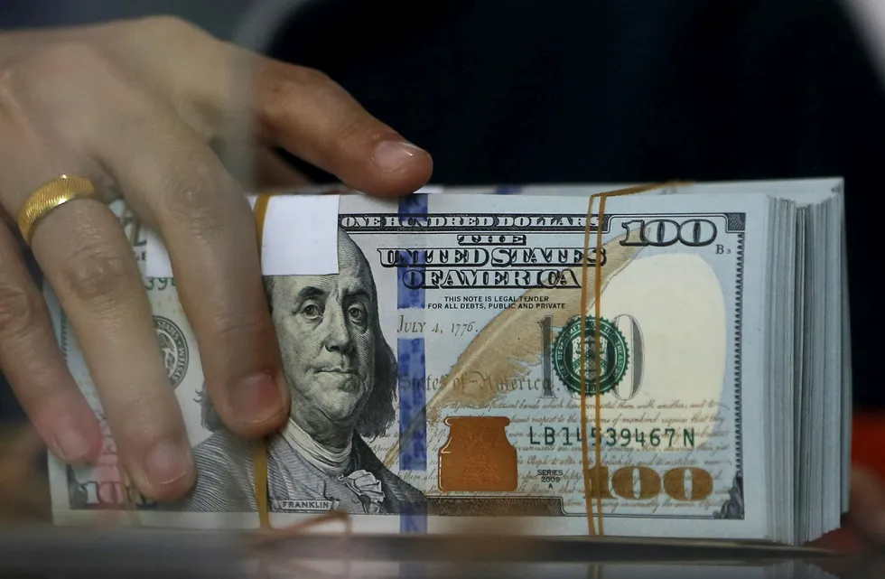 Den amerikanske dollaren har styrket seg i forventning om nye renteøkninger. Sentralbanker fra Asia til Latin-Amerika forsøker å forsvare egne valutaer fra å svekke seg for kraftig. I Argentina har renten blitt satt opp to ganger på under en uke. Foto: Beawiharta/Reuters/NTB Scanpix