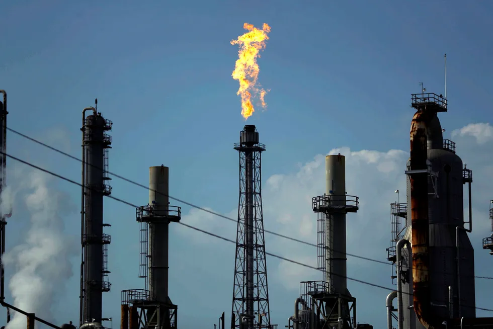 Oljeraffineriet til Shell i Deer Park i Texas 31. august. En rekke raffinerier er blitt satt ut av drift på grunn av flommen orkanen Harvey har skapt. Foto: Gregory Bull/AP/NTB Scanpix