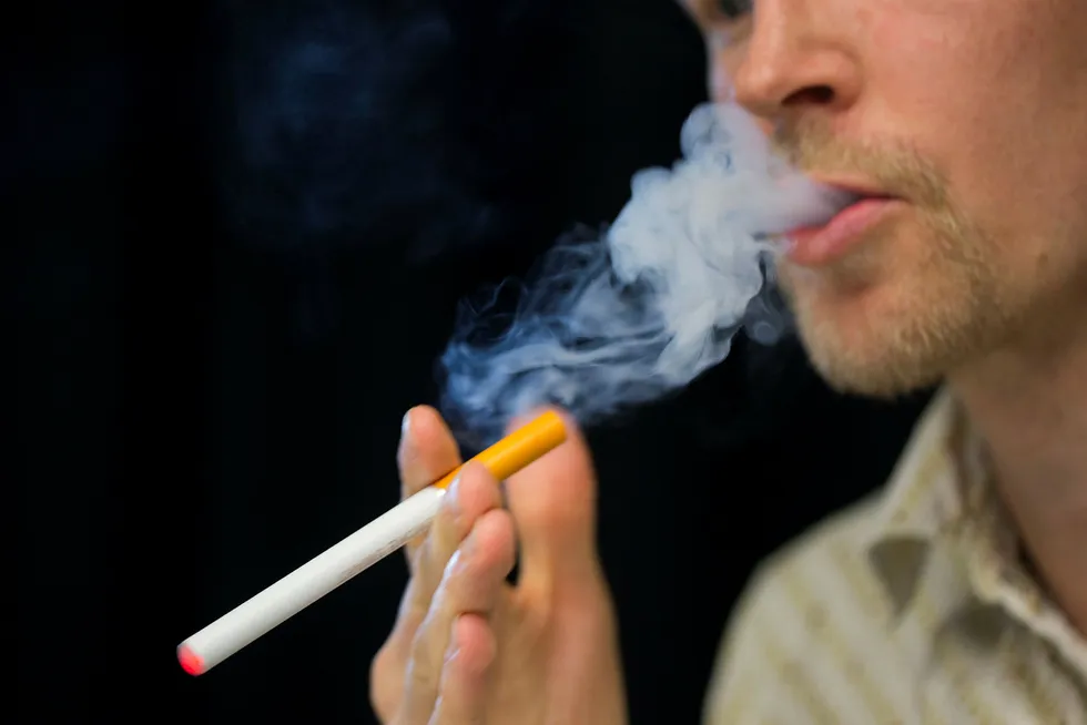 En ny studie viser at røyking av e-sigaretter kan gi hjerteproblemer.