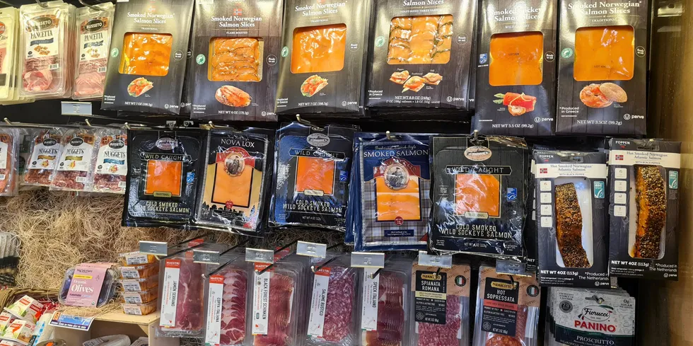Dagligvarebutikken Trader Joe's i Brooklyn, New York selger flere typer røkt laks, både fra villaks og oppdrettslaks