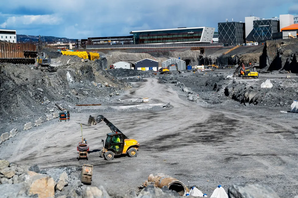 Her bygges endestasjonen på Fornebubanen. Skanska har igjen arbeid for rundt 50 millioner kroner av kontrakten på en halv milliard kroner for utføringen av gropen.