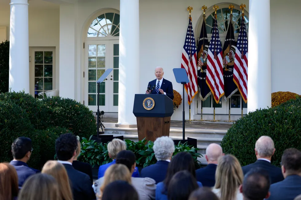 President Joe Biden taler til en liten forsamling foran Det hvite hus torsdag.