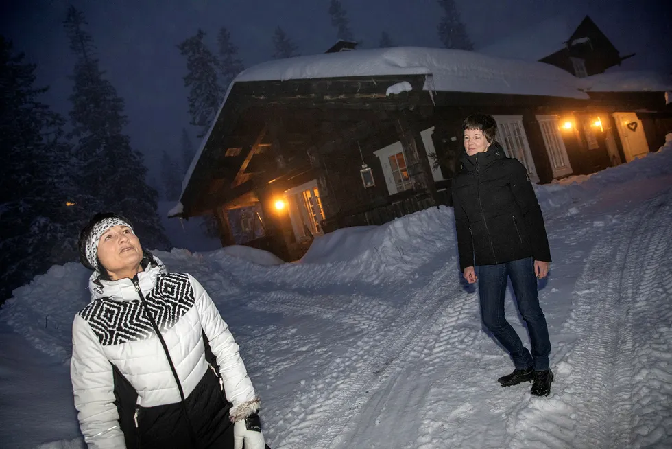 Anne Svenneby (hvit jake) og Hanne-Kjersti Løke er bekymret for om infrastrukturen i Trysil er klar for å ta imot det antall gjester det planlegges for i fremtiden. Her er de fotografert utenfor hytta til Løke.