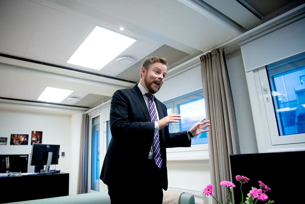 Næringsminister Torbjørn Røe Isaksen vil vite om han er inhabil i saker som gjelder Telenor.