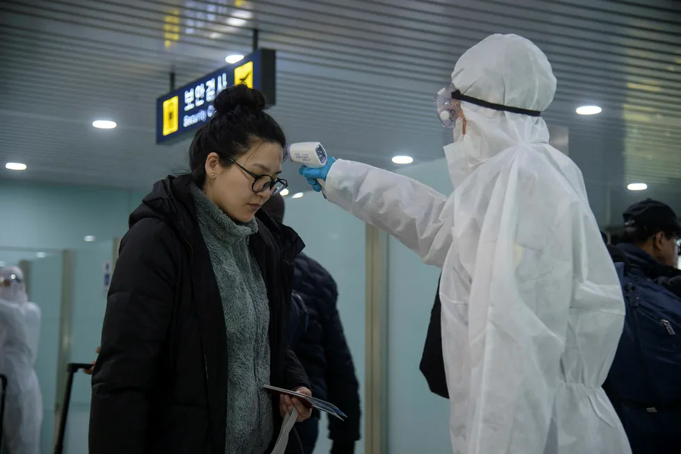 Utenlandske diplomater blir sjekket for koronavirus i Pyongyang før avreise til Russland.