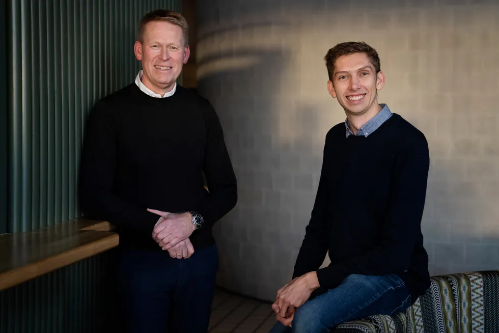 Kurt Østrem er toppsjef i ladeselskapet Zaptec, mens sønnen Fredrik Østrem er teknisk direktør i konkurrenten Amina. Det blir sære diskusjoner i familiemiddagene.