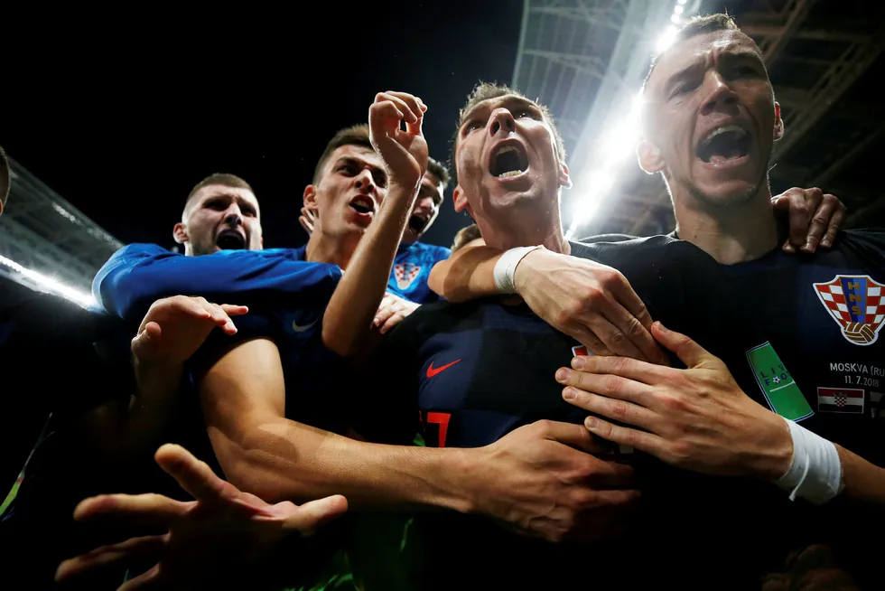 Kroatia jubler etter at Mario Mandzukic (i midten) scoret mot England i semifinalen. Foto: REUTERS/Carl Recine TPX IMAGES OF THE DAY