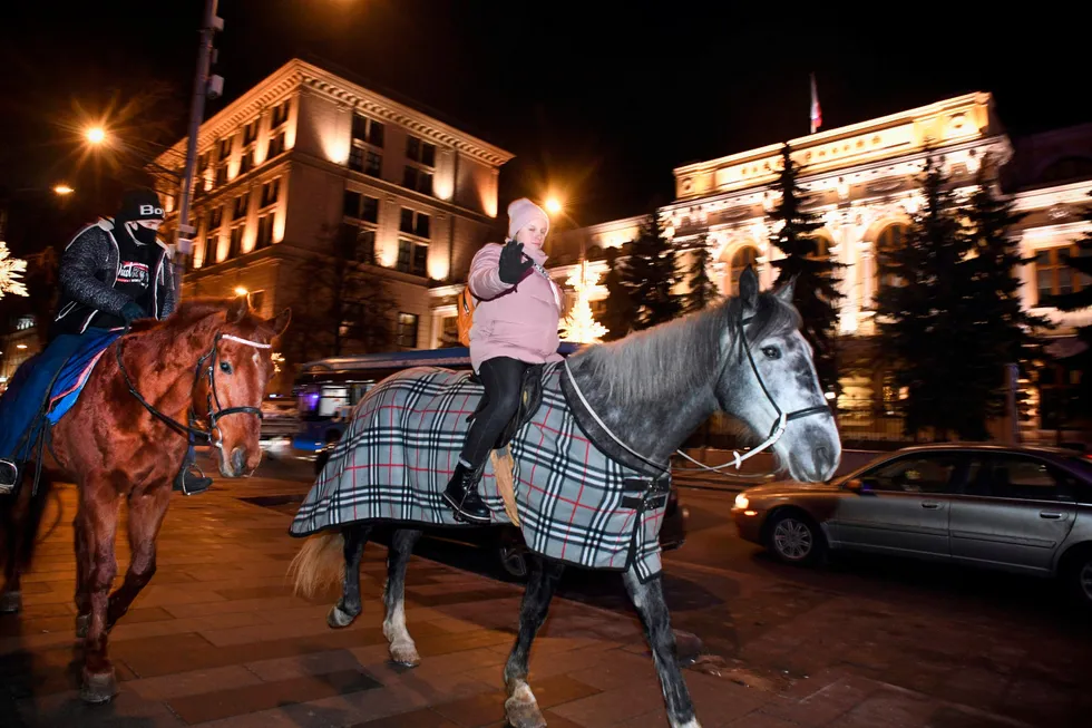 Enkelte tok til hest for å demonstrere mot fengslingen av Aleksej Navalnyj, her foran sentralbanken i Moskva.