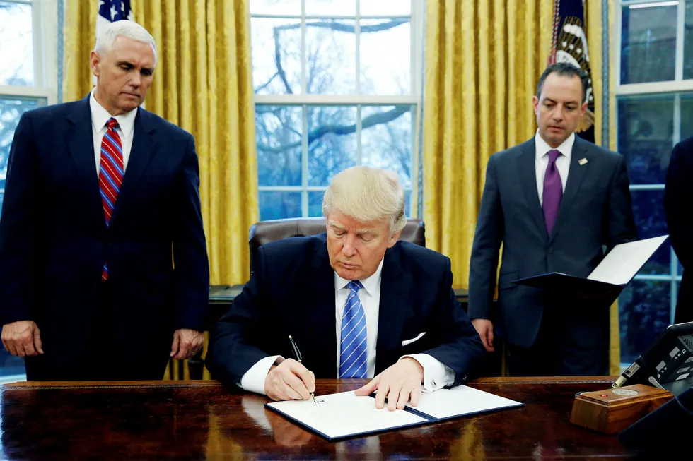 Her signerer president Donald Trump ordren som skal trekke USA fra frihandelsavtalen TTP. Foto: Kevin Lamarque/Reuters/NTB scanpix
