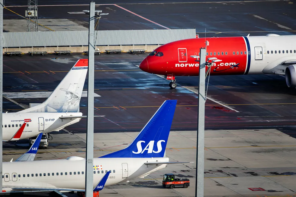 Flyselskapene ønsker selvfølgelig ikke å gjøre det så vanskelig som mulig for egne kunder, skriver innleggsforfatteren. Her står Norwegian- og SAS-fly på Oslo lufthavn.