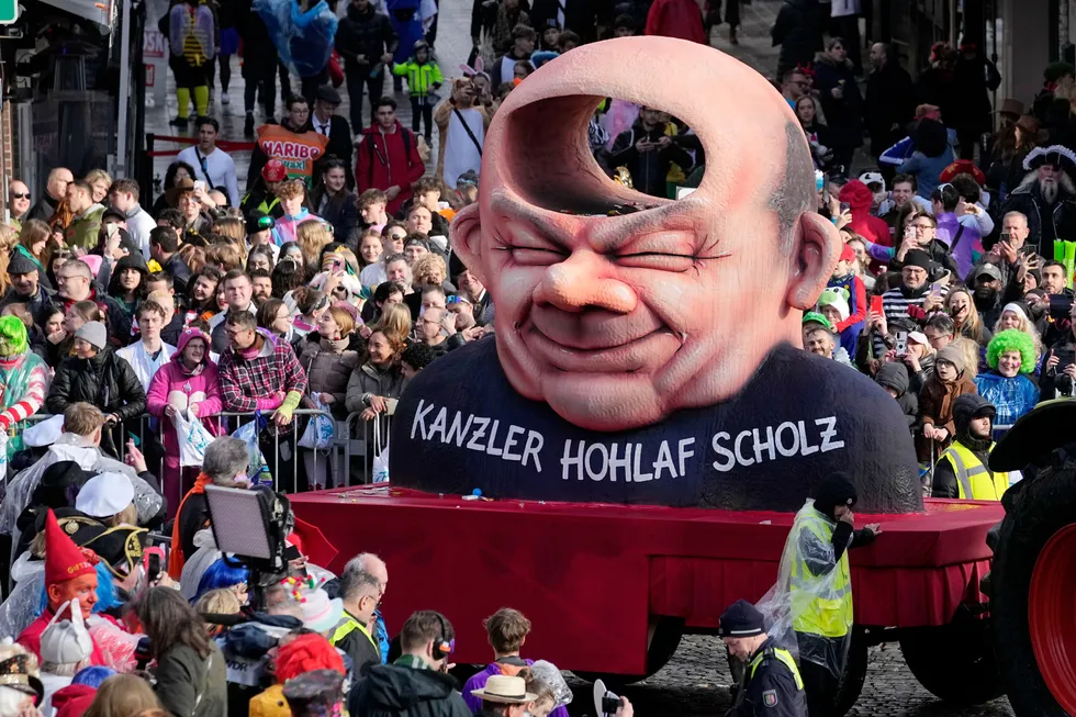 Hull i hodet? Karnevalsutgaven av den ikke spesielt populære kansler Olaf Scholzi Düsseldroft forrige uke.
