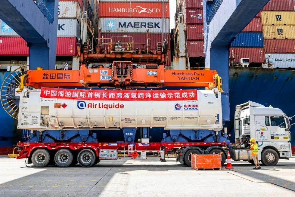 An insulated tank carrying liquid H2 being unloaded onto a container truck at the port of Yantian earlier today. The red banner says: "CNOOC International successfully demonstrated its first long-distance transoceanic transportation of liquid hydrogen".