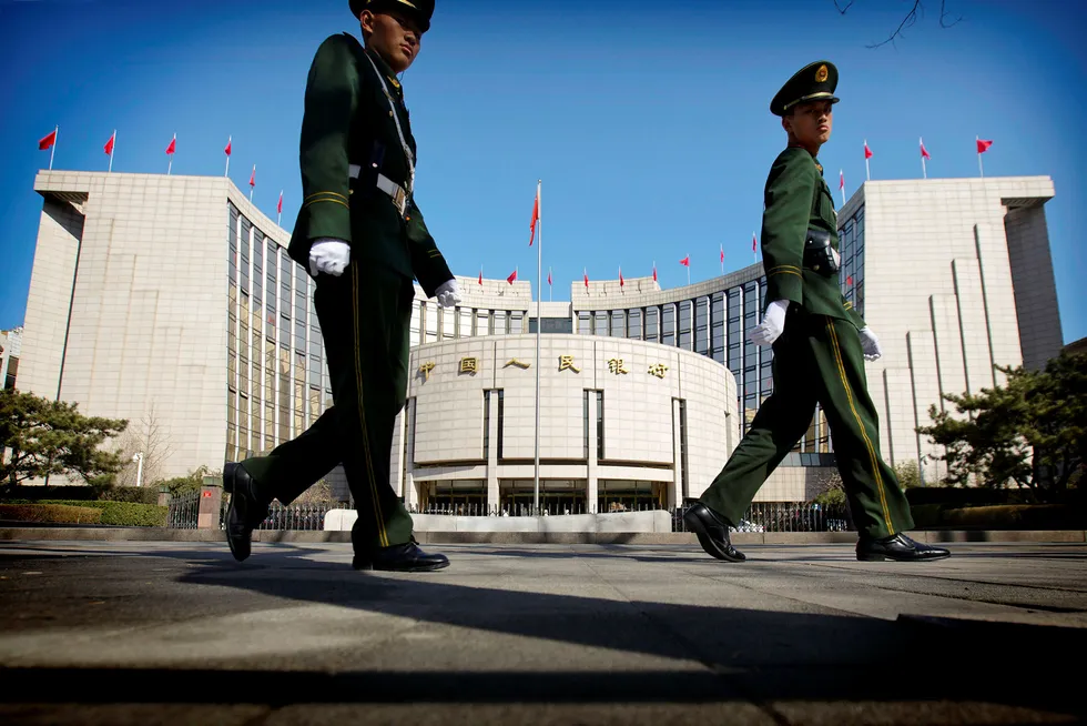 Det kinesiske bankvesenet ble nettopp verdens største etter å ha passert eurolandene. Her fra Kinas folkebank i Beijing. Foto: Mark Schiefelbein/AP/NTB Scanpix